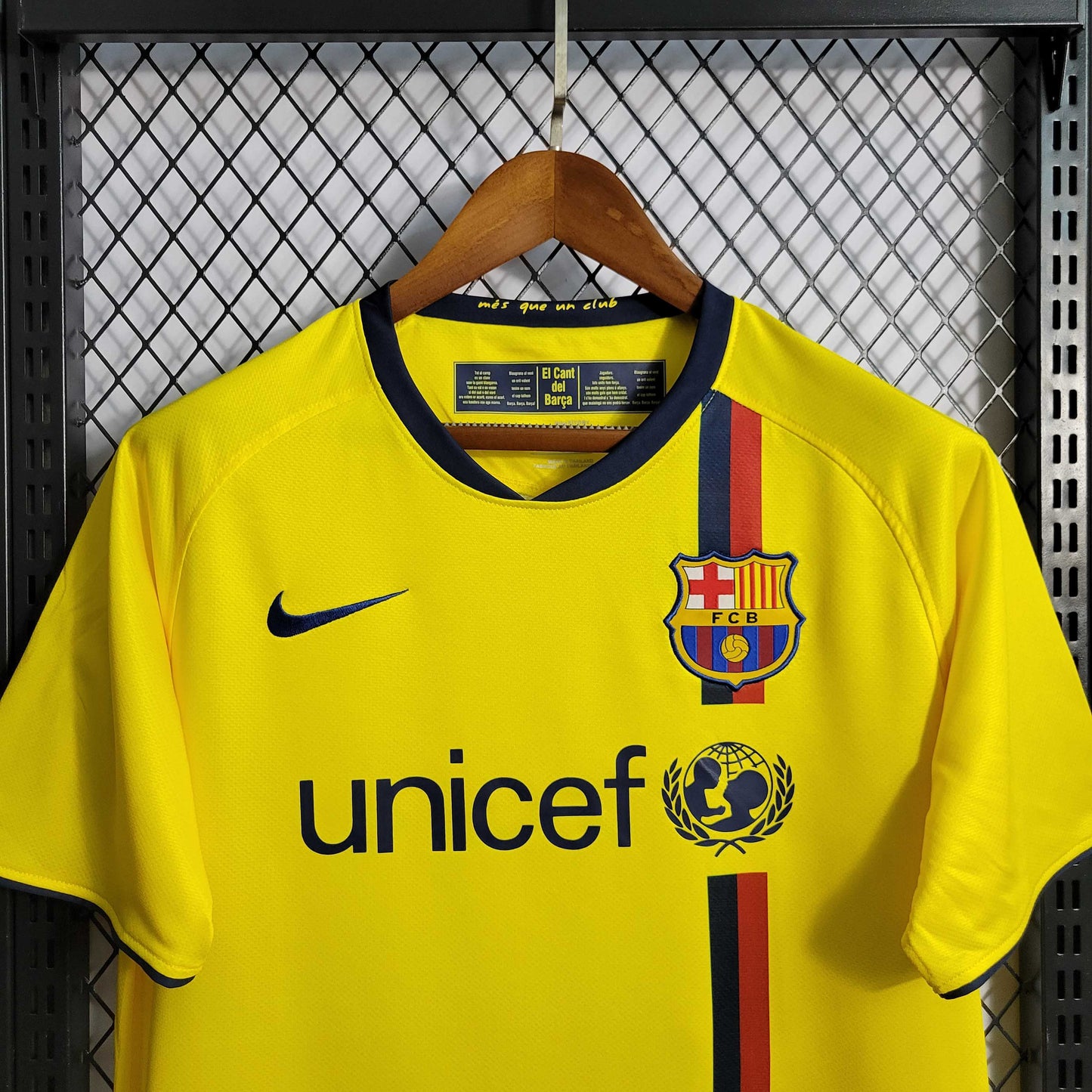 Camisa Barcelona II 08/09 - Versao Retro - detalhe