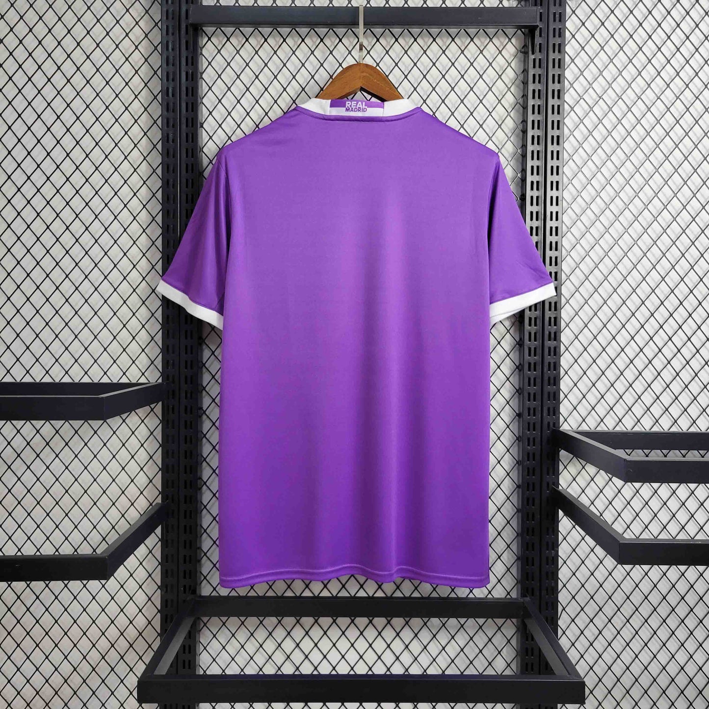 Camisa Real Madrid 17/18 Roxa - Versao Retro - detalhe
