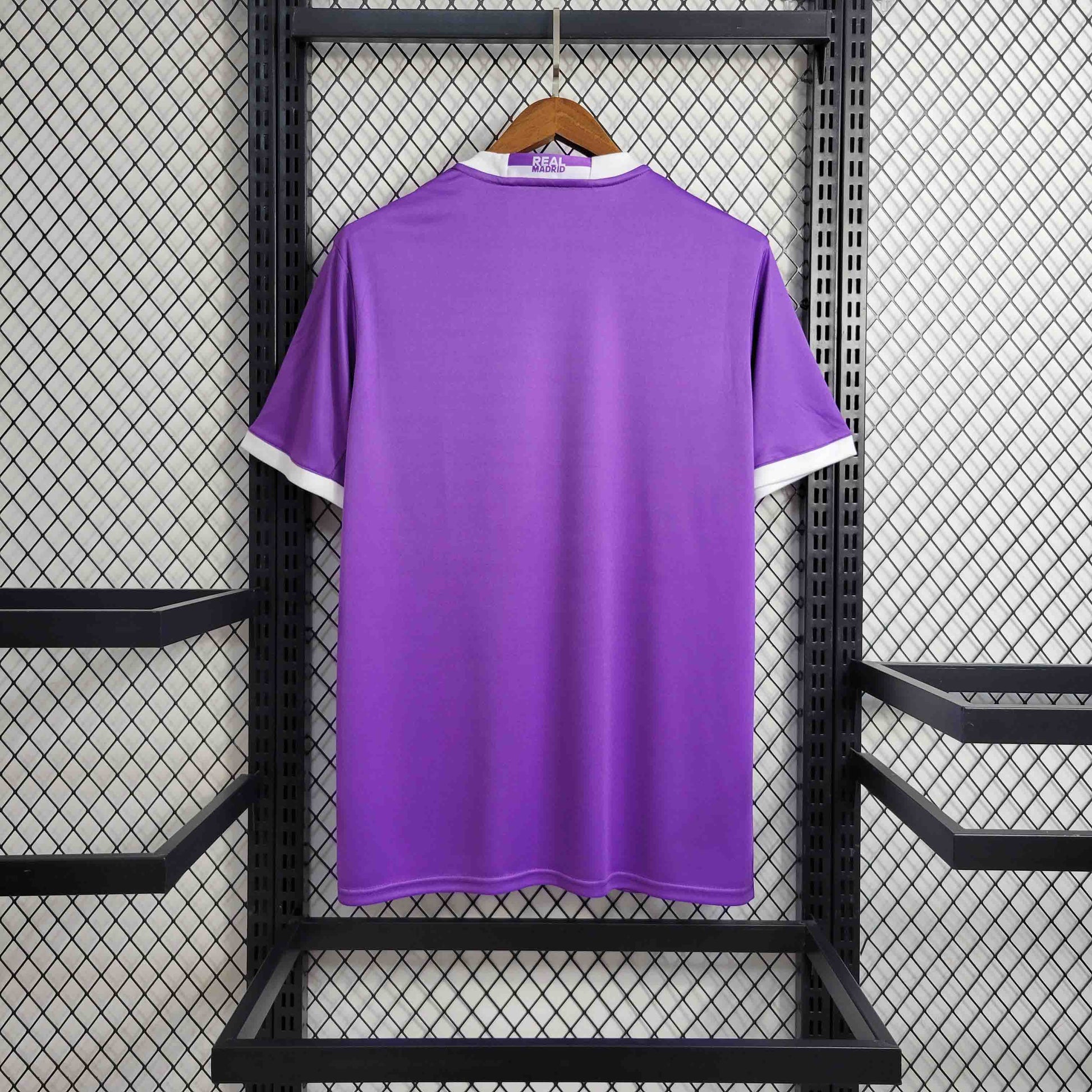 Camisa Real Madrid 17/18 Roxa - Versao Retro - detalhe