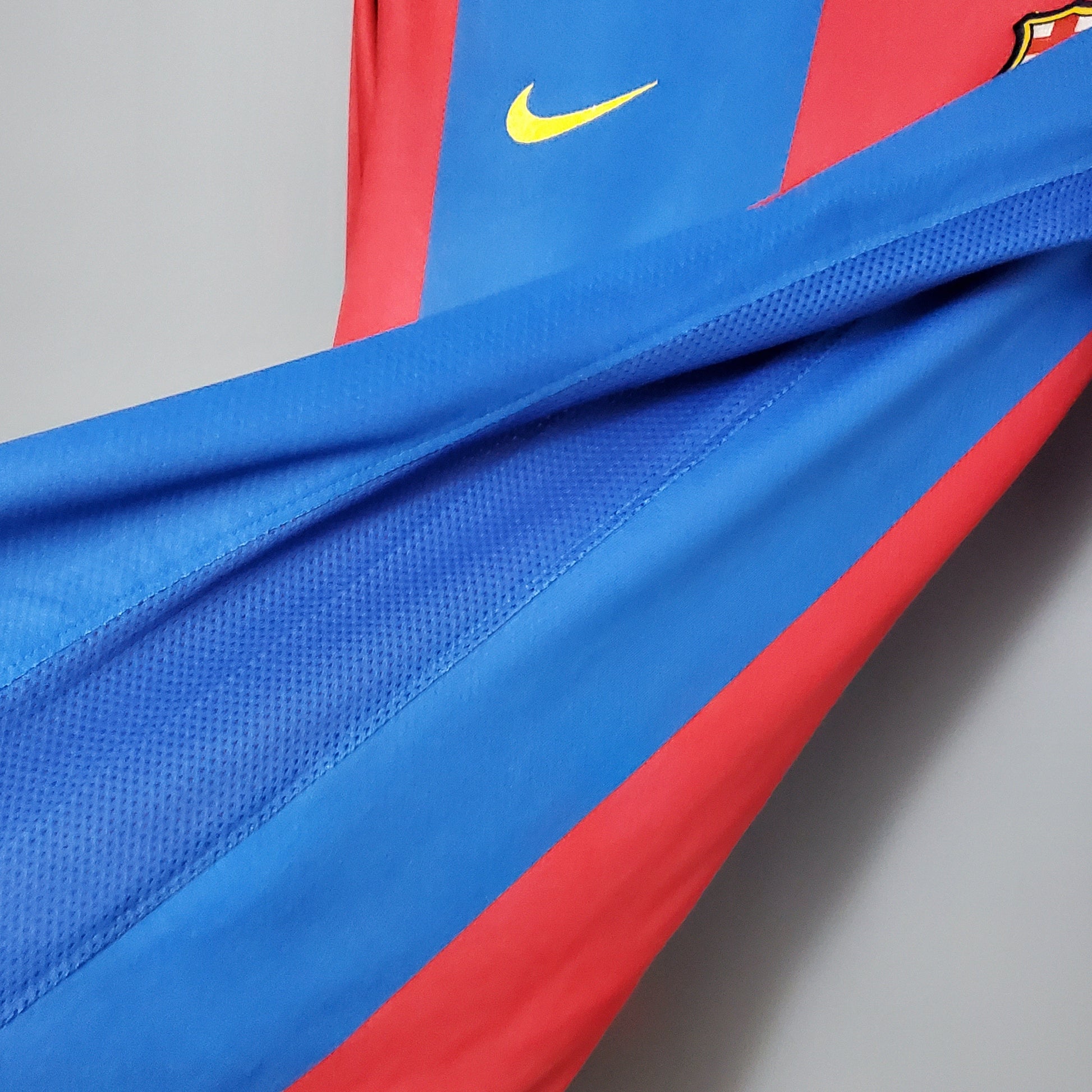 Camisa Barcelona Titular 06/07 - Versao Retro Manga Longa - detalhe