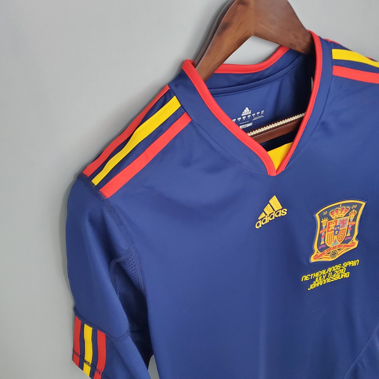 Camisa Espanha Reserva 2010 - Versao Retro - detalhe