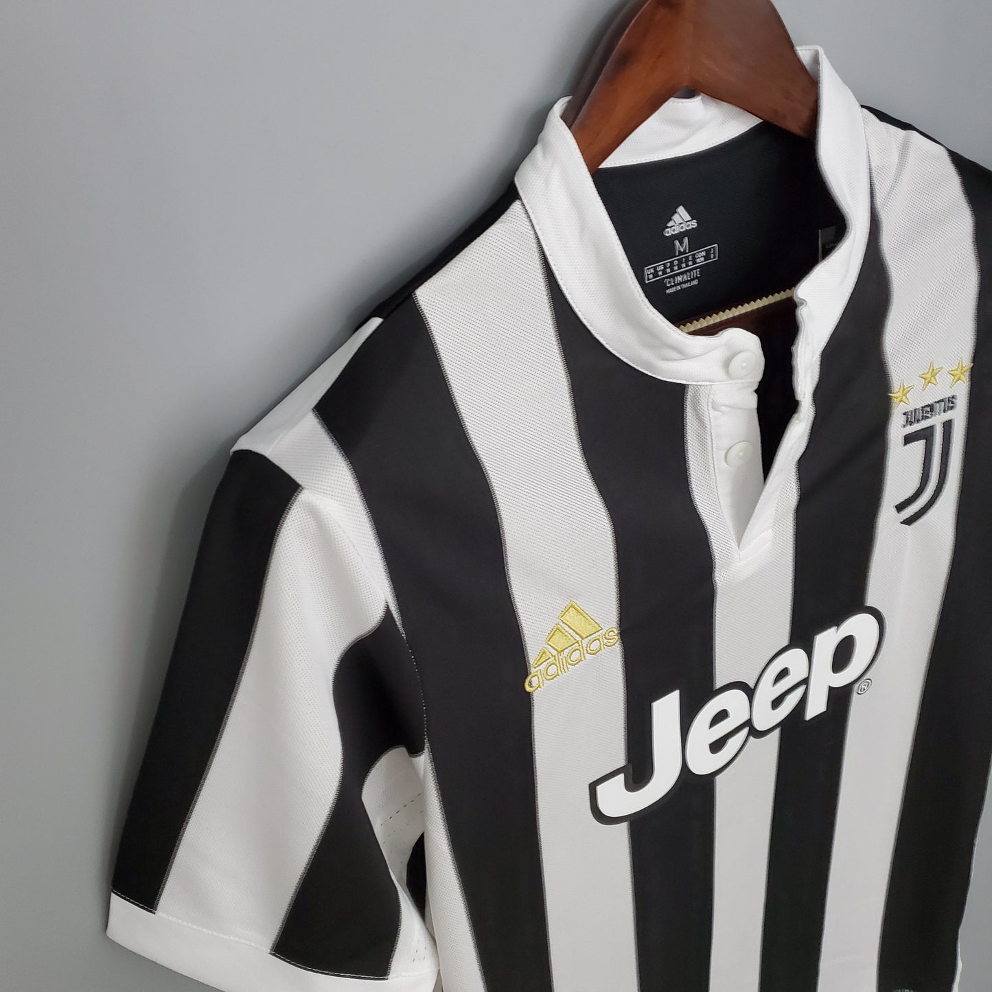 Camisa Juventus Titular 17/18 - Versao Retro - detalhe