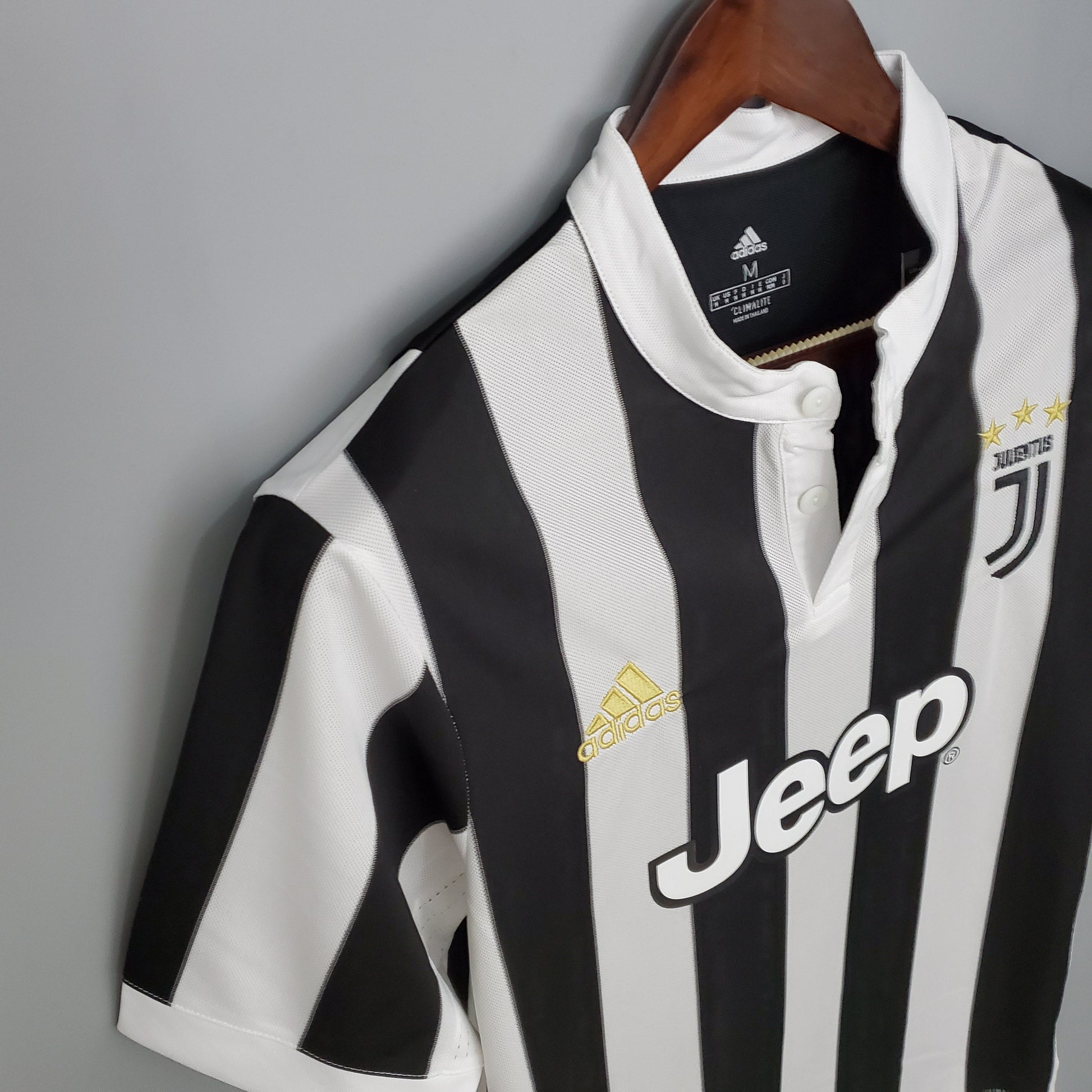 Camisa Juventus Titular 17/18 - Versao Retro - detalhe