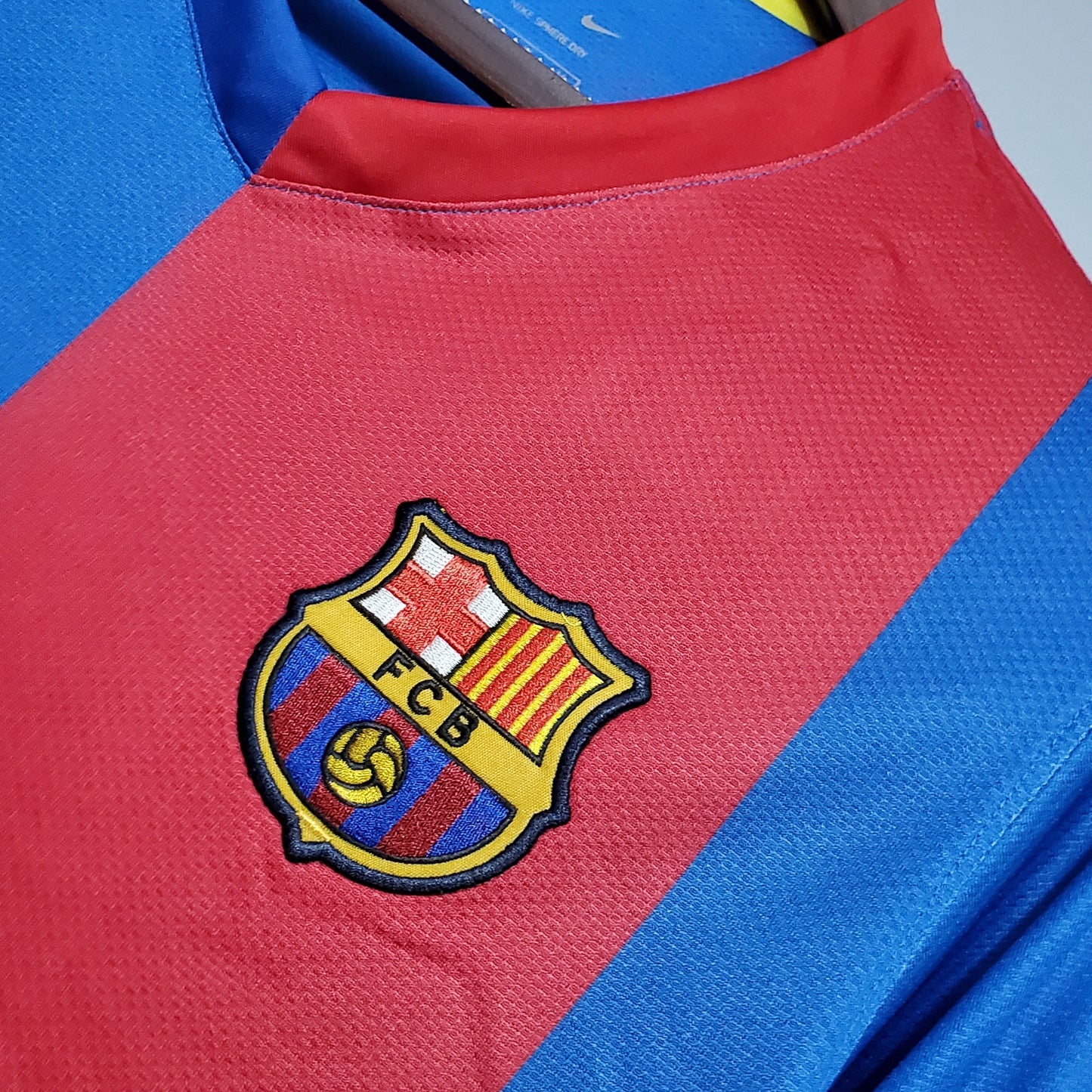 Camisa Barcelona Titular 06/07 - Versao Retro Manga Longa - vista traseira