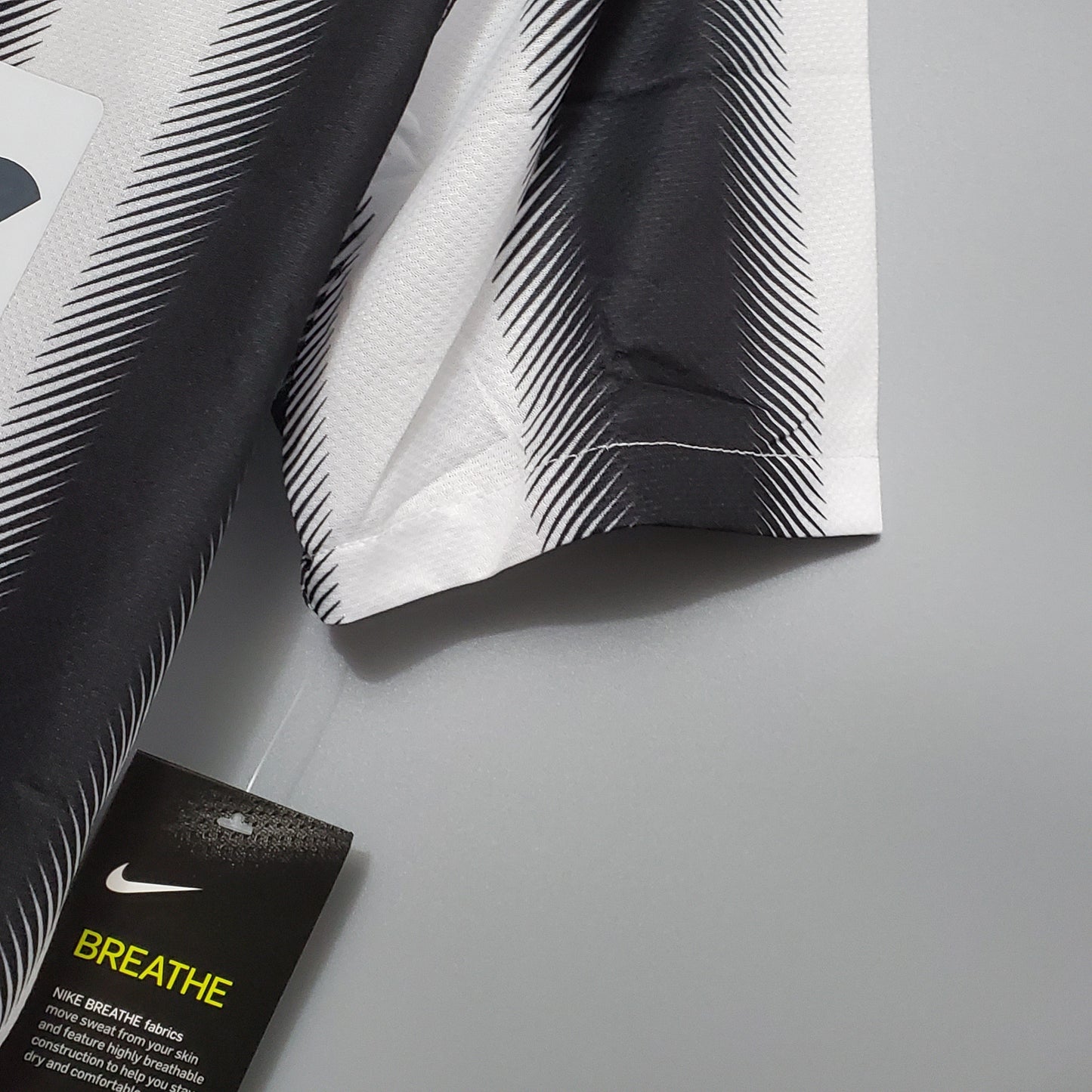 Camisa Juventus Titular 11/12 - Versao Retro - detalhe