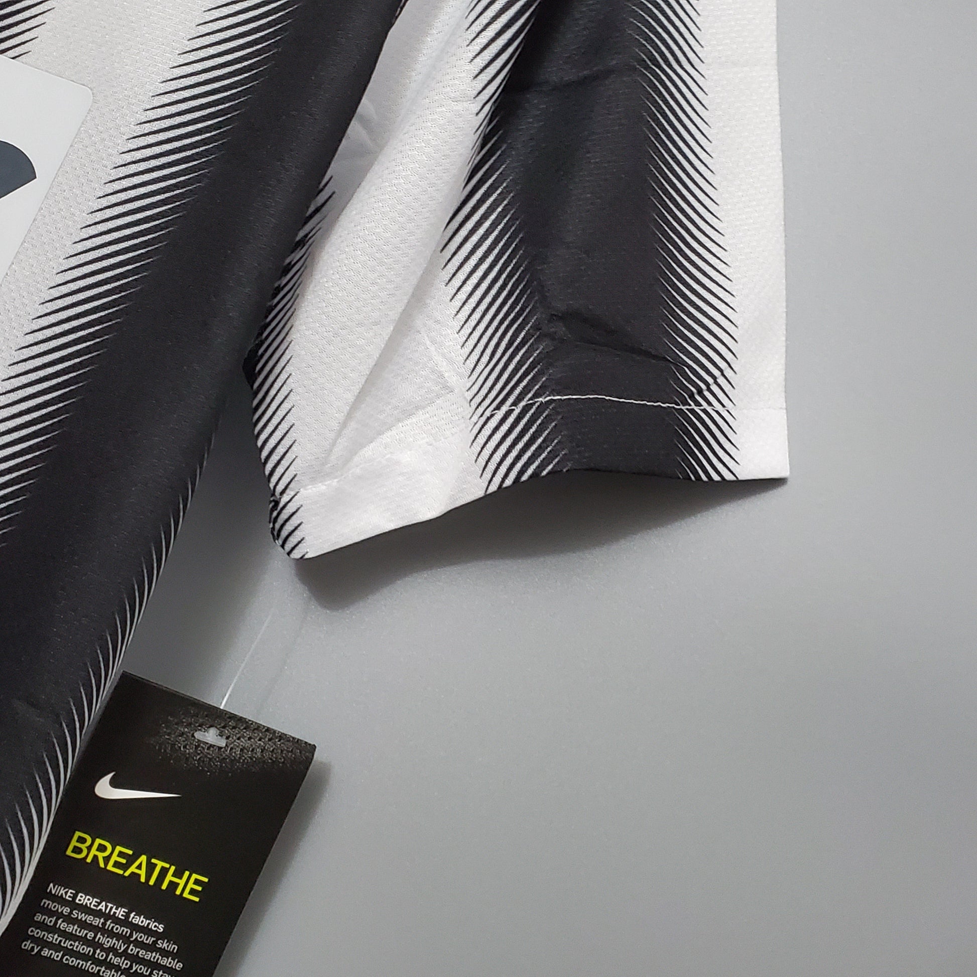 Camisa Juventus Titular 11/12 - Versao Retro - detalhe